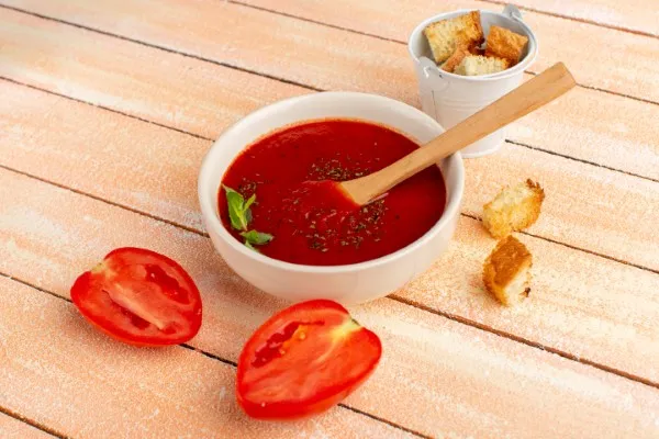 Una salsa espesa con jitomates maduros triturados, lista para acompañar diferentes recetas con jitomate y darles un sabor casero y fresco.